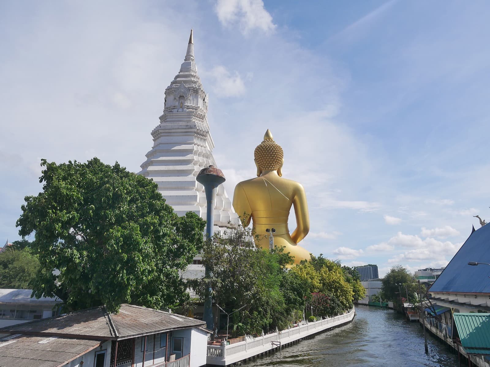 Bangkok canal-side building used as a thematic image for the Khlong Bang Luang route