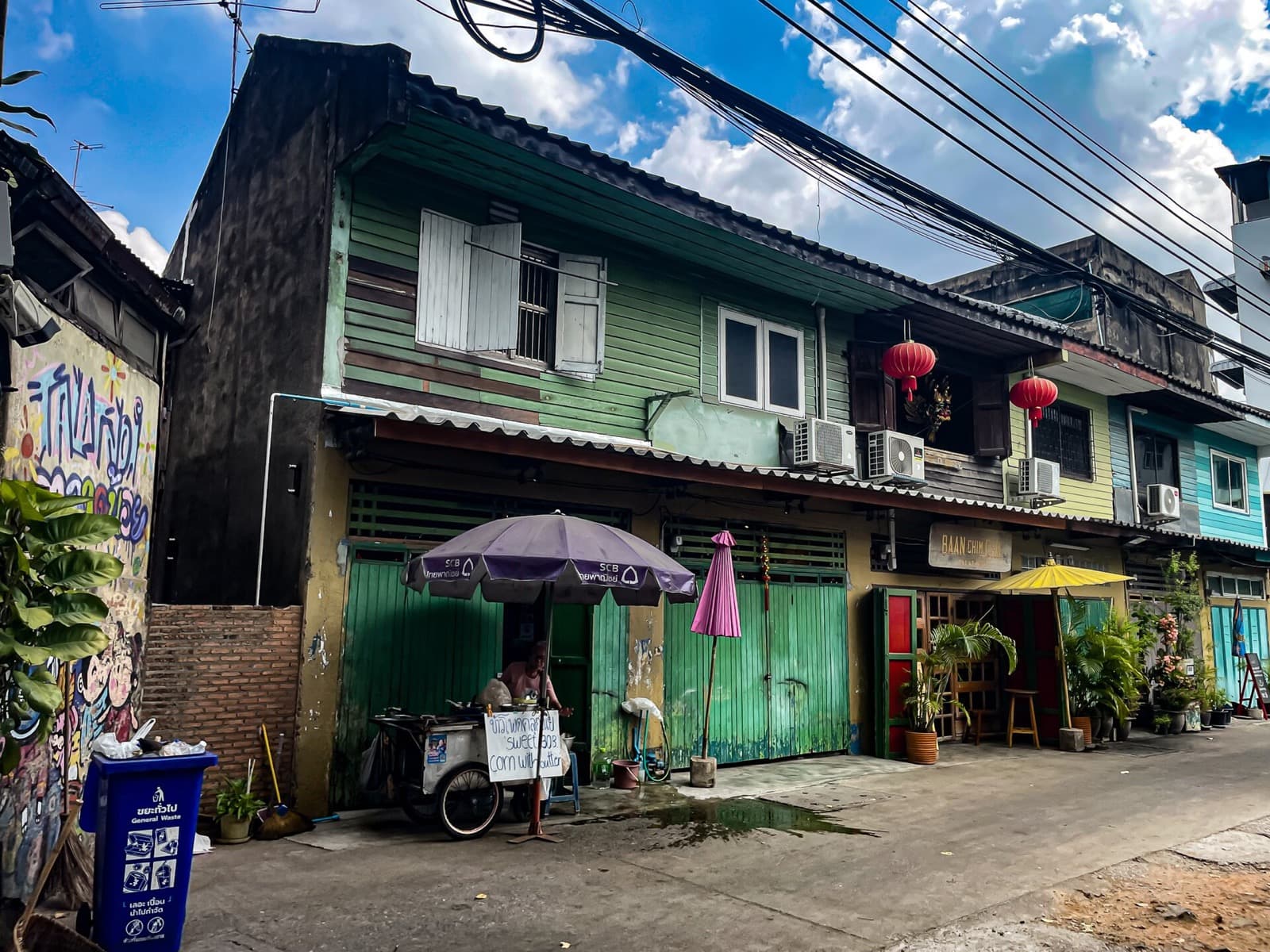 Street scene in Talat Noi, Bangkok