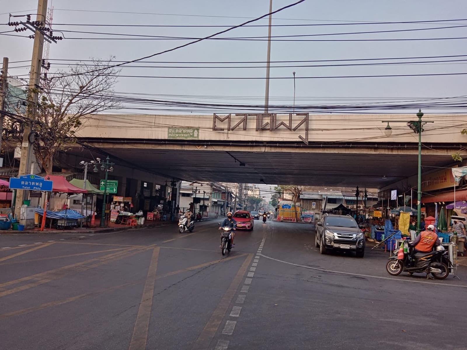 Talat Phlu in Bangkok in the morning